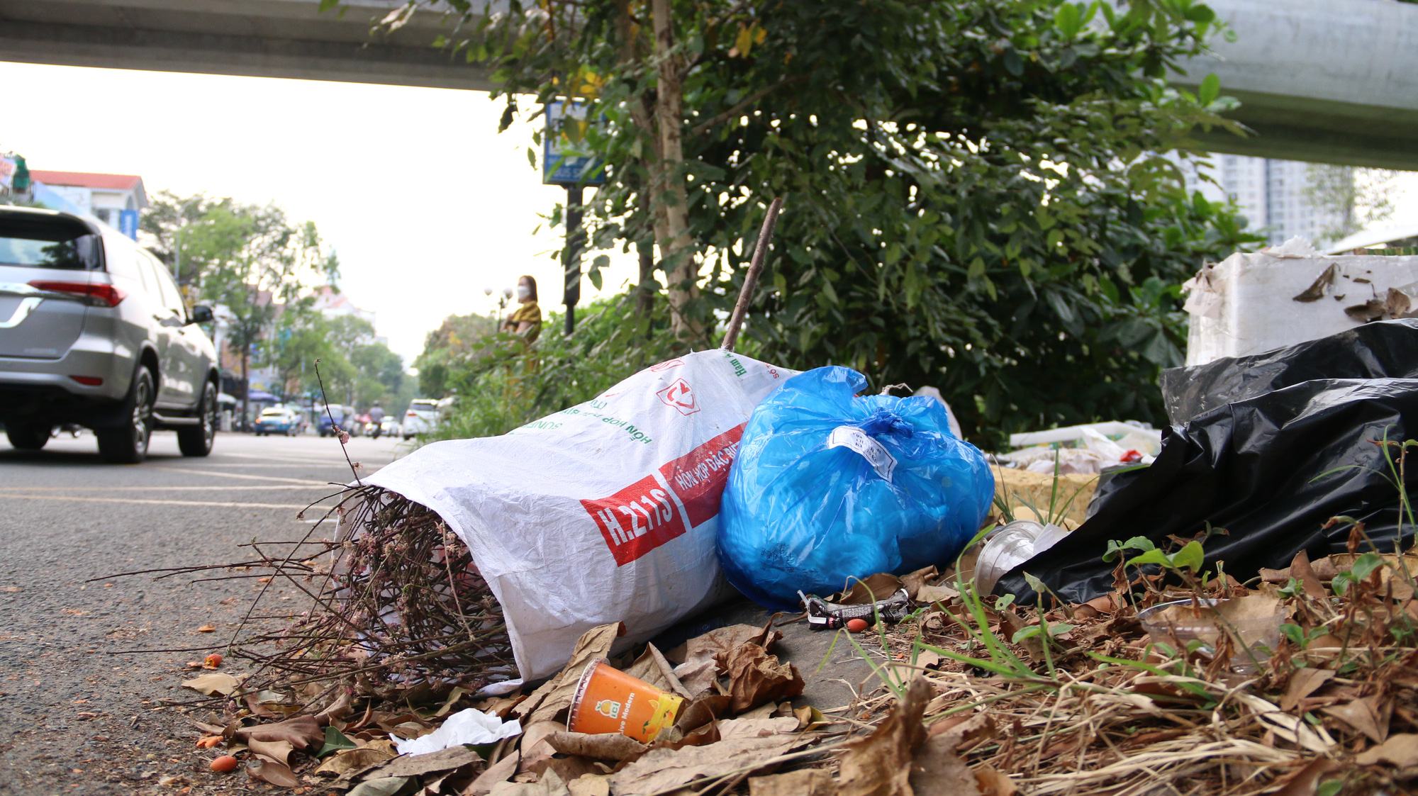 Waste is clearly visible near a bus stop beneath the pedestrian bridge at An Phu metro station in Thu Duc City, Ho Chi Minh City. Photo: Bui Nhi / Tuoi Tre