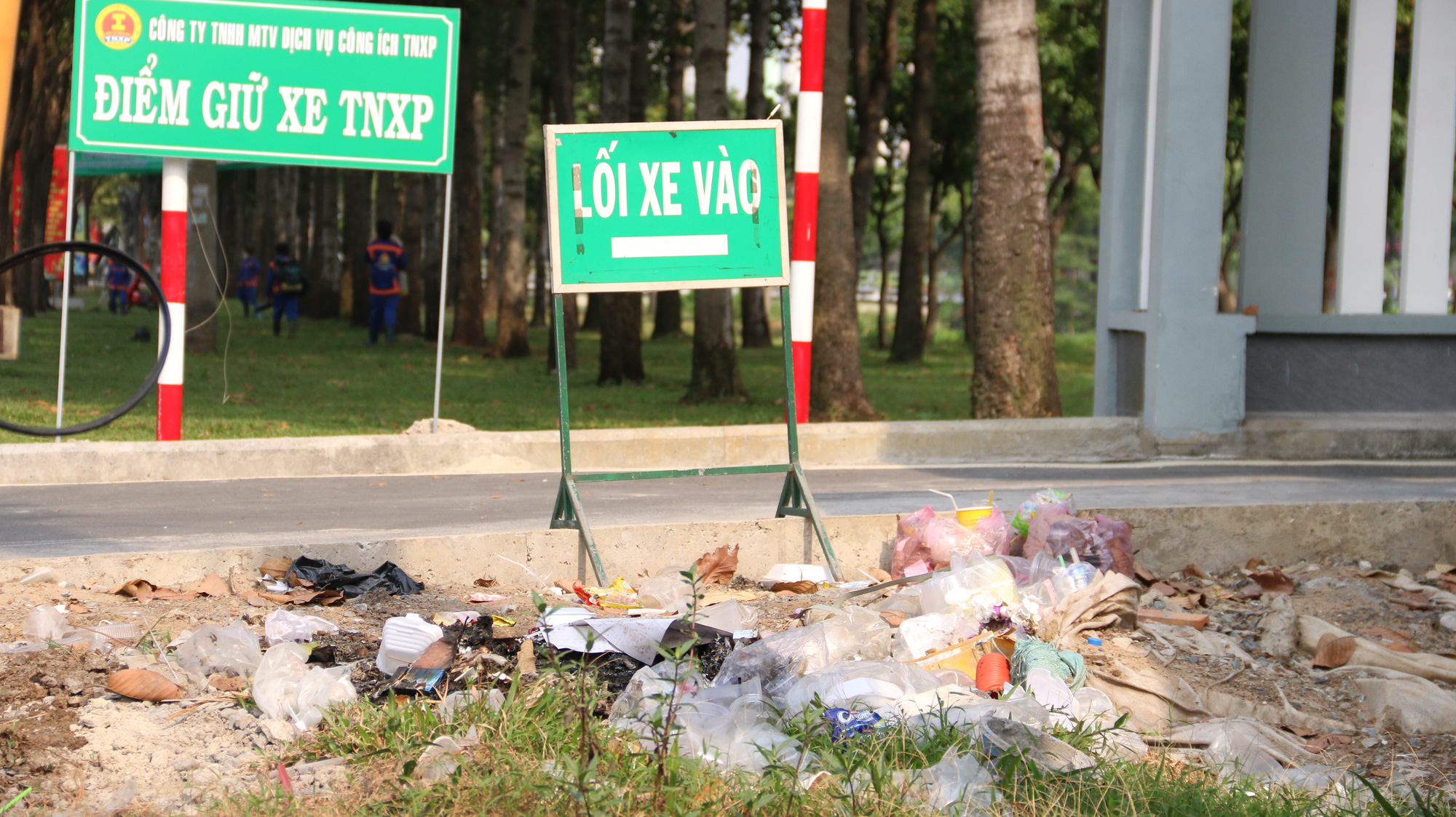 The bus stop in front of the motorbike parking lot at Thao Dien metro station on Vo Nguyen Giap Boulevard in Thu Duc City, Ho Chi Minh City is littered with plastic waste. Photo: Bui Nhi / Tuoi Tre