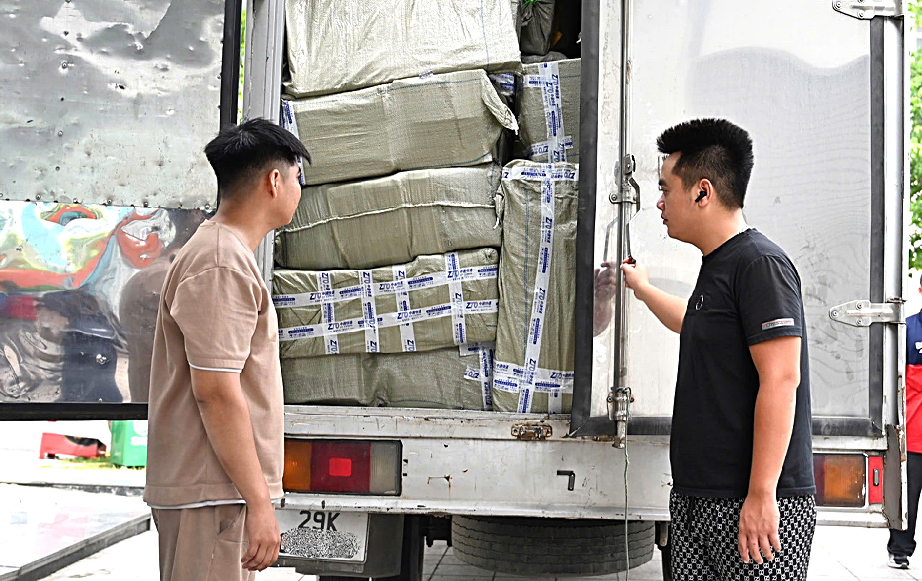 Chinese goods are shipped to Vietnam via low-cost delivery services. Photo: Bong Mai / Tuoi Tre