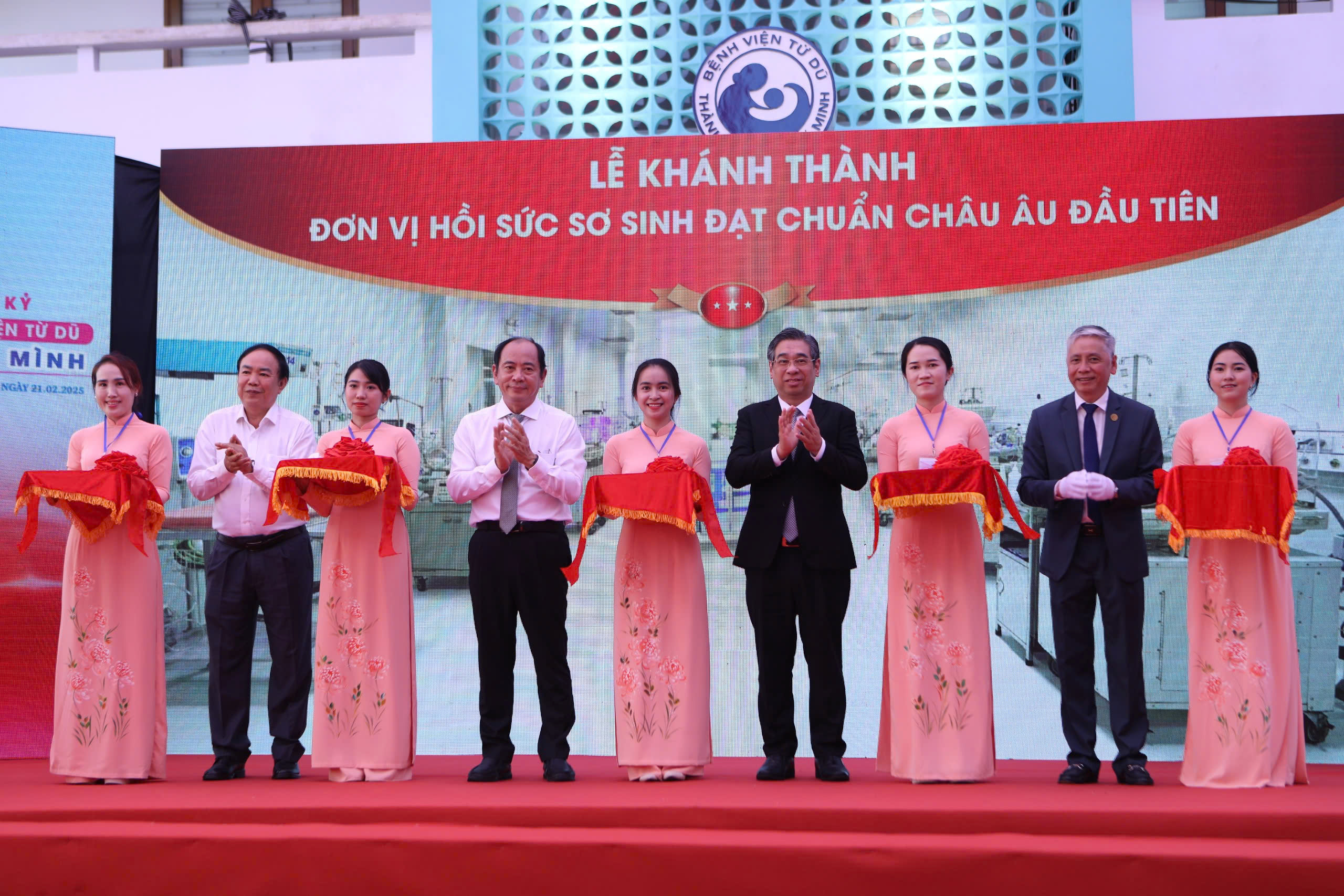 Delegates attend the inauguration ceremony of the European-standard neonatal intensive care unit at Tu Du Hospital in Ho Chi Minh City, February 21, 2025. Photo: Phuong Quyen / Tuoi Tre