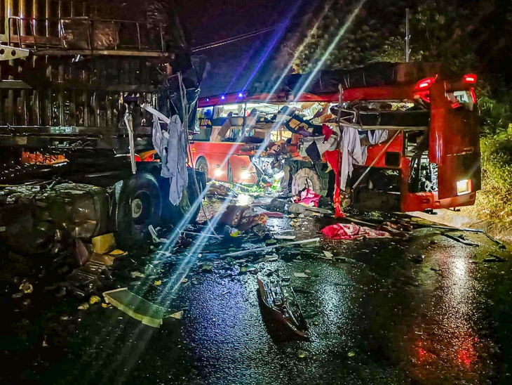 6 dead in sleeper bus-truck crash in Vietnam’s Son La