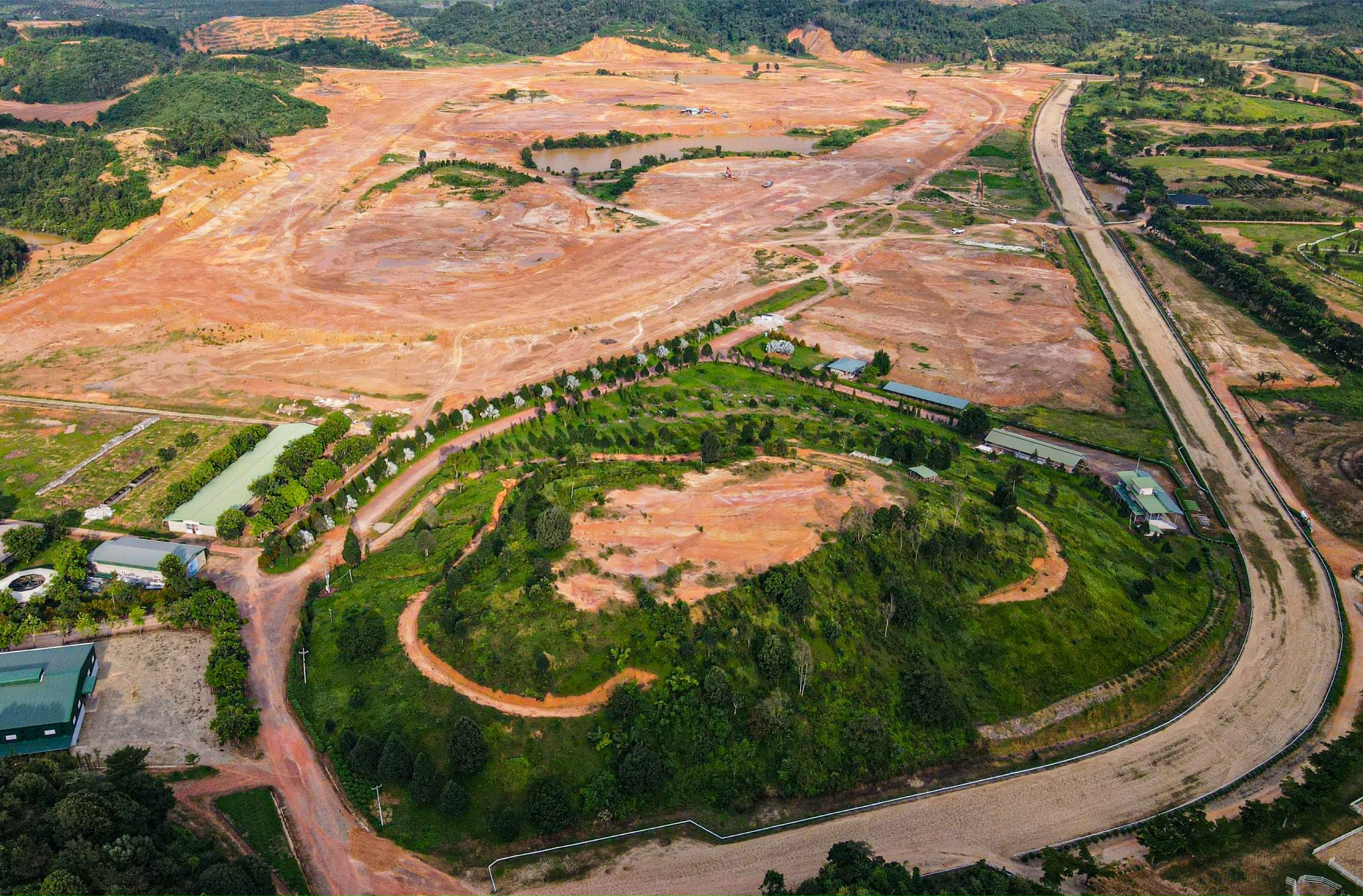 Thien Ma Madagui Racing Joint Stock Company built a horse and greyhound racing track many years ago in Da Huoai District, Lam Dong Province in Vietnam’s Central Highlands. Photo: M.V / Tuoi Tre