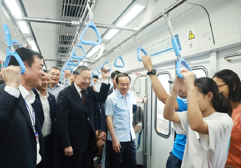 Vietnam Party chief takes ride on Ho Chi Minh City metro line