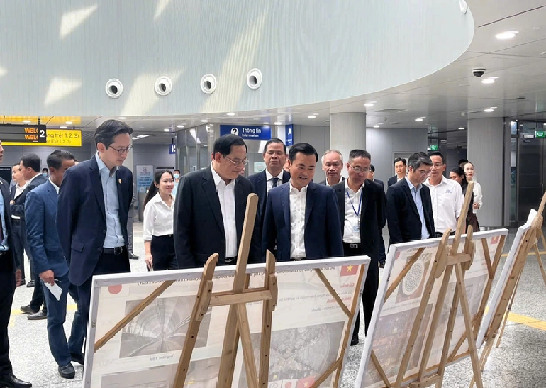 Lao Prime Minister Sonexay Siphandone (first row, L, 2nd) visits a station of the first metro line in Ho Chi Minh City. Photo: HURC 1