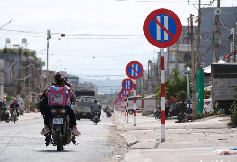 In Vietnam’s Central Highlands, improperly placed signage among 23 signs along 1km road section removed