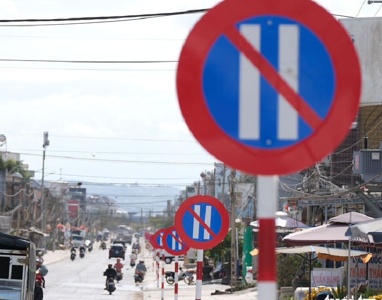 Some of the 23 identical traffic signs on the one-kilometer National Highway 27 section in Lam Dong Province. Photo: M.V. / Tuoi Tre