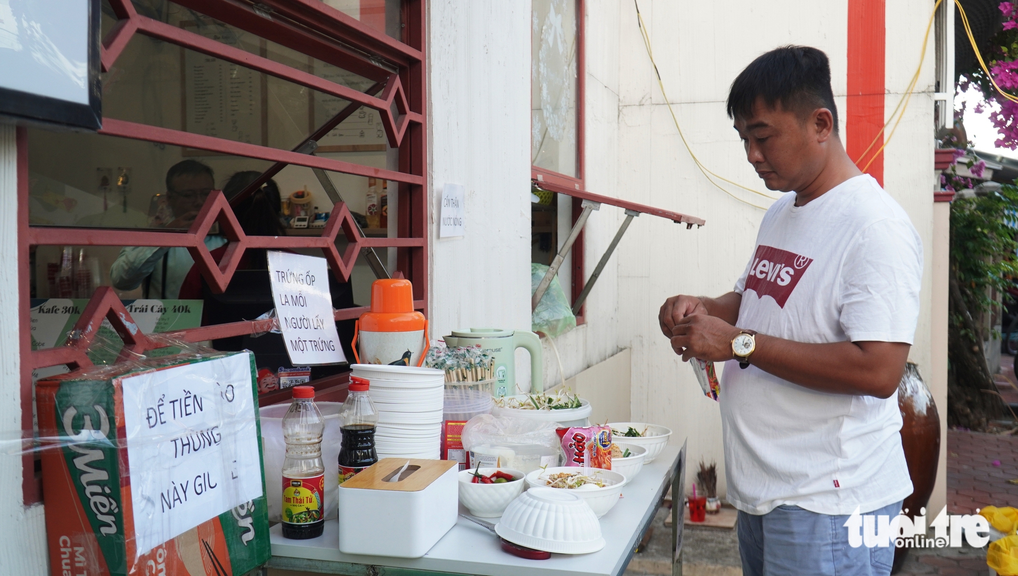 Truong Minh Duong, founder of the VND1,000 noodle shop, carefully prepares noodles for elderly customers who are unable to cook for themselves. Photo: Thanh Huyen / Tuoi Tre