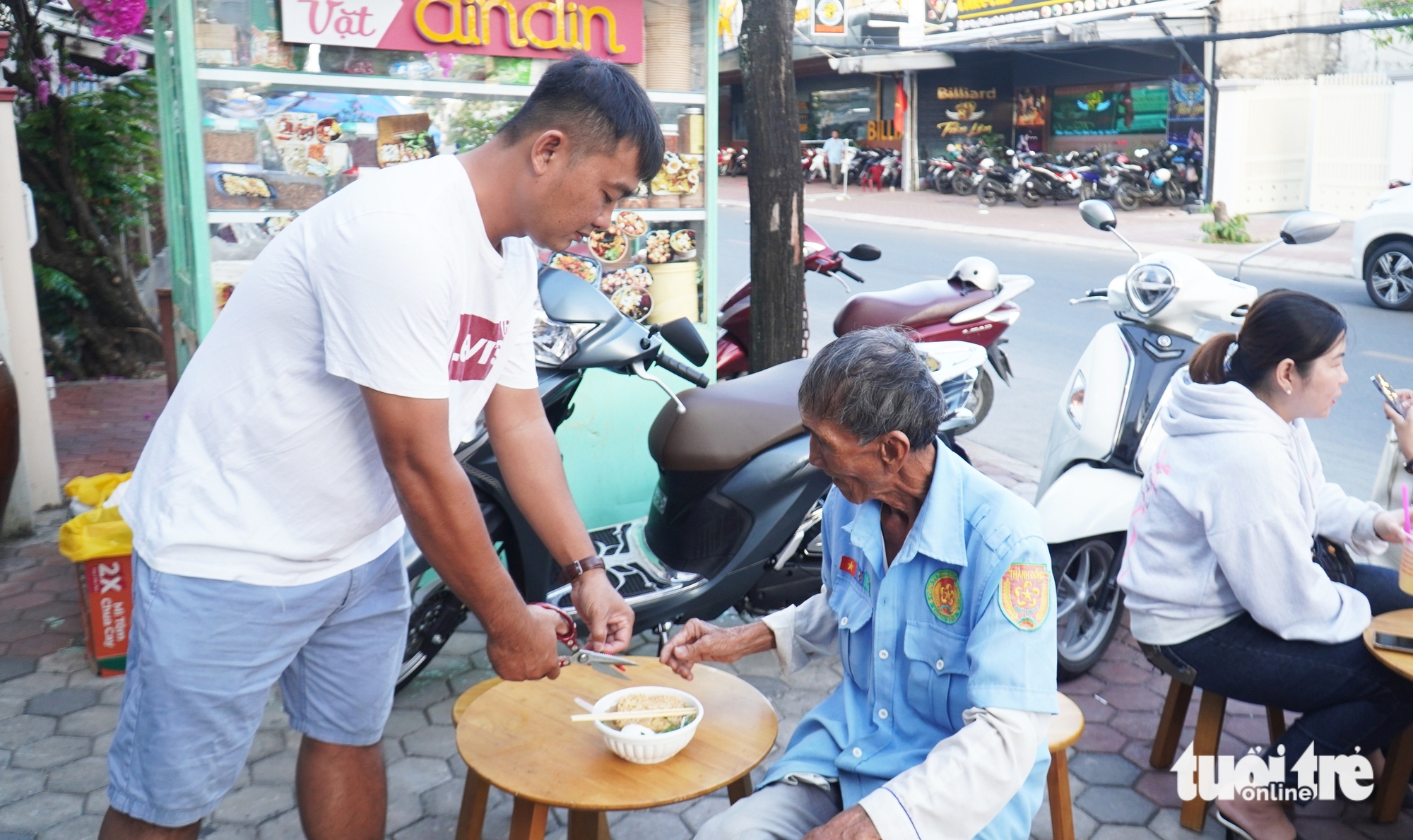 Elderly visitors are served at their tables with kindness and care. Photo: Thanh Huyen / Tuoi Tre