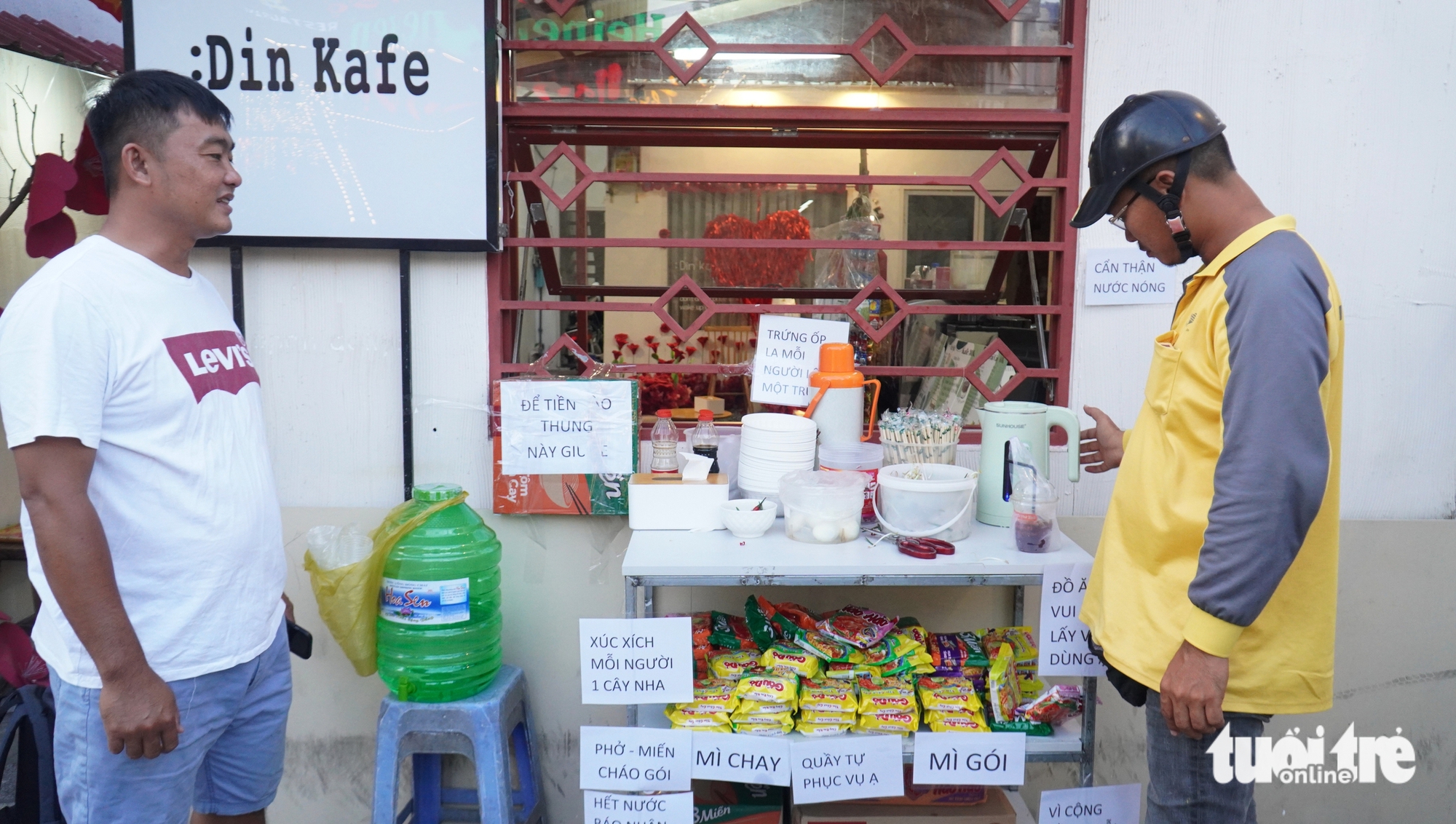 Many ride-hailing drivers also stop by the noodle shop for a meal, helping them save on daily expenses. Photo: Thanh Huyen / Tuoi Tre