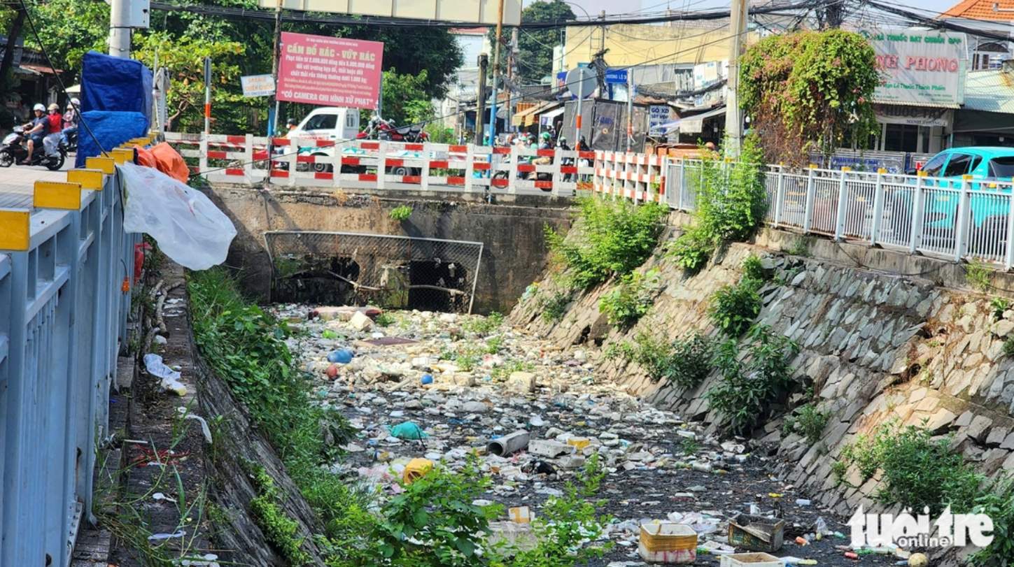 A section of Canal 19/5 in Son Ky Ward, Tan Phu District, Ho Chi Minh City is full of waste. Photo: Ngoc Khai / Tuoi Tre