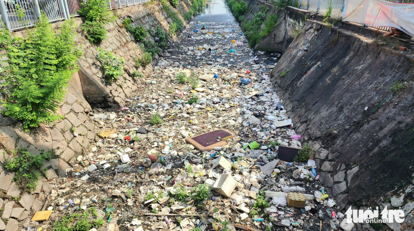 A stretch of Canal 19/5 in Tan Phu District, Ho Chi Minh City is blanketed by garbage. Photo: Ngoc Khai / Tuoi Tre