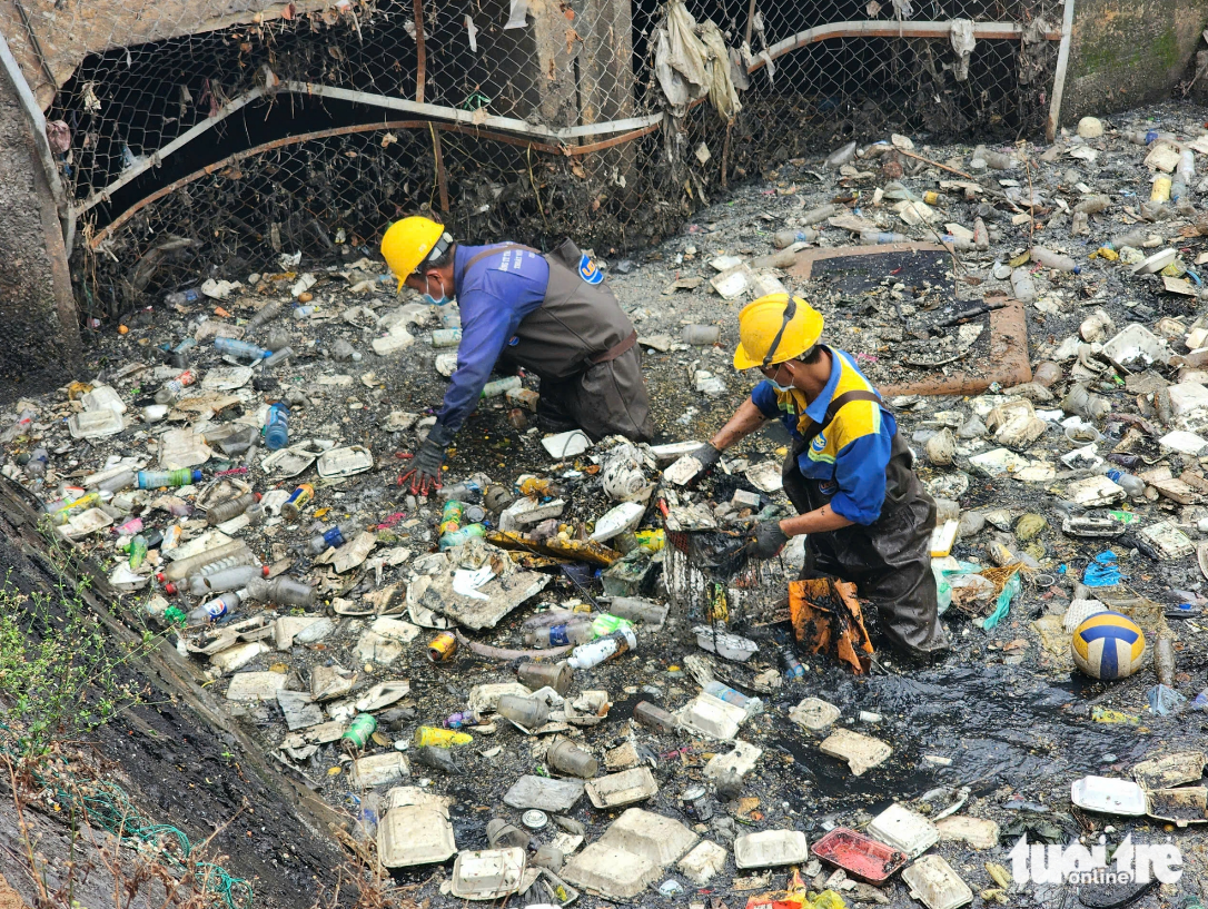 Over 6 tonnes of waste removed from Ho Chi Minh City canal in 5 hours