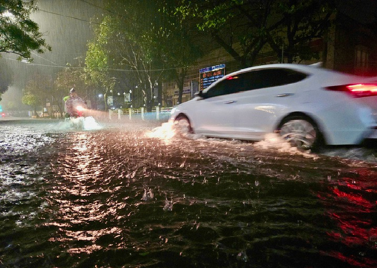 Heavy downpour leaves Vietnam's Phu Yen inundated