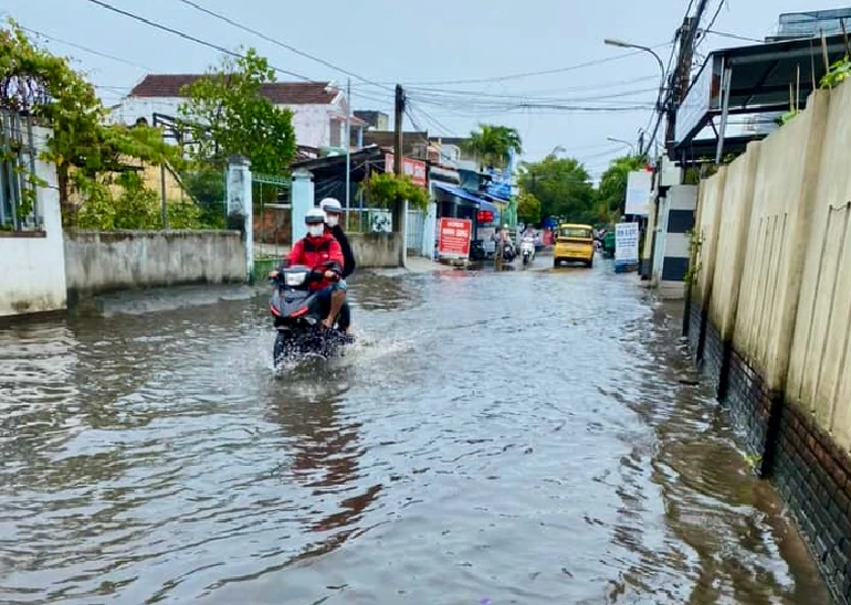 Some inner-city streets in Tuy Hoa City, Phu Yen Province were flooded as of 2:00 pm on February 23, 2025. Photo: Minh Chien / Tuoi Tre