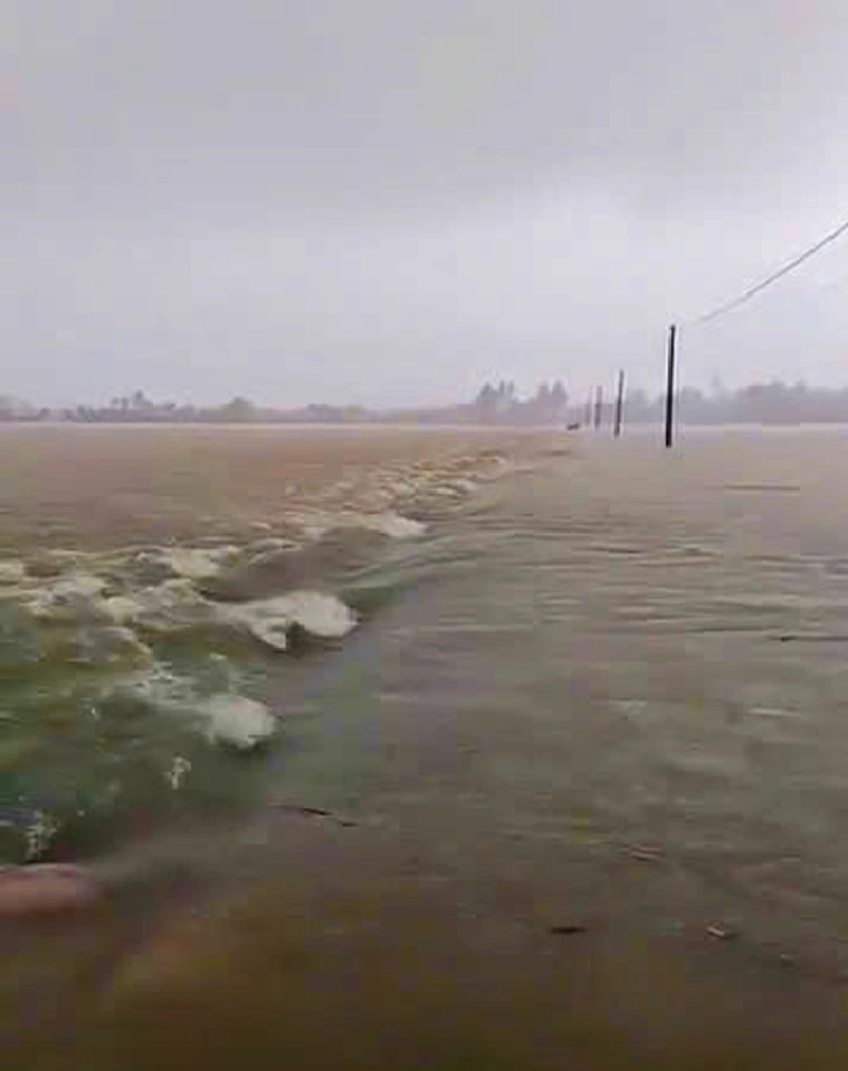 A screenshot from a resident’s video shows the floodwaters cutting off a road passing through My Canh Village, Hoa Thinh Commune, Tay Hoa District, Phu Yen Province.