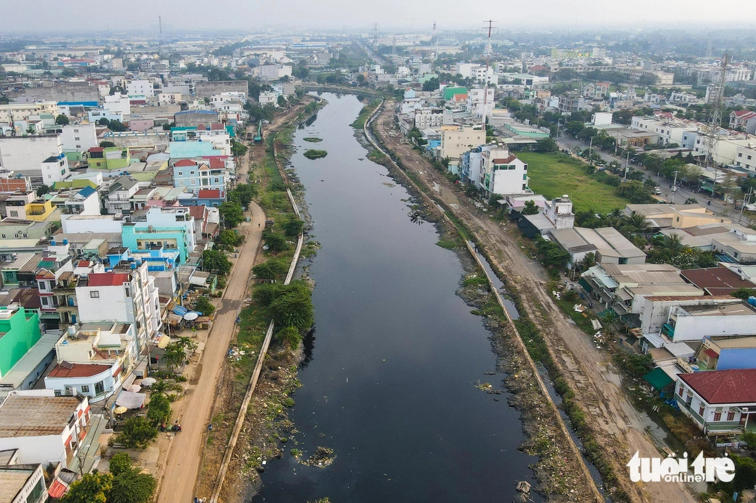 The Tham Luong-Ben Cat-Nuoc Len Canal section between District 12 and Go Vap District in Ho Chi Minh City, with its embankment nearly completed.