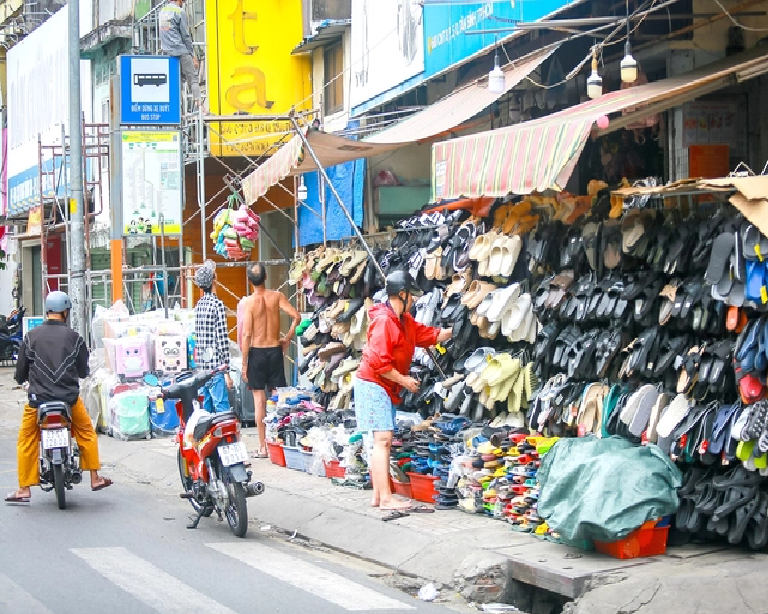 Residents encroach on the sidewalk on Cach Mang Thang Tam Street in Tan Binh District, Ho Chi Minh City. Photo: Le Phan / Tuoi Tre