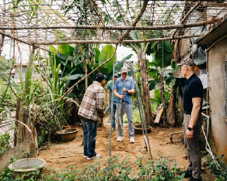 A vegetable village in Quang Nam Province is a destination for the two special guests to experience the life of Vietnamese farmers. Photo: AAV