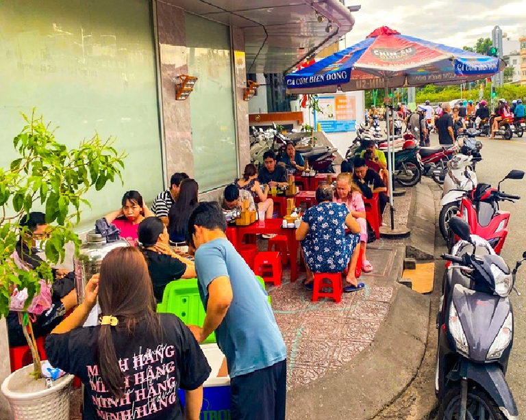 An eatery occupies a sidewalk space on Hoang Sa Street in District 3, Ho Chi Minh City. Photo: Q.Dinh / Tuoi Tre