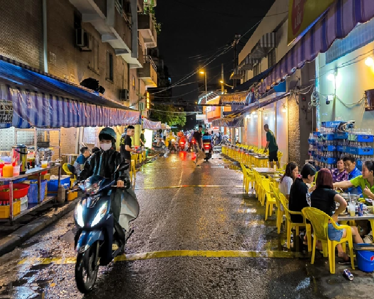 The sidewalk and part of the road of Vu Huy Tan Street in Binh Thanh District, Ho Chi Minh City are encroached on. Photo: Le Phan / Tuoi Tre