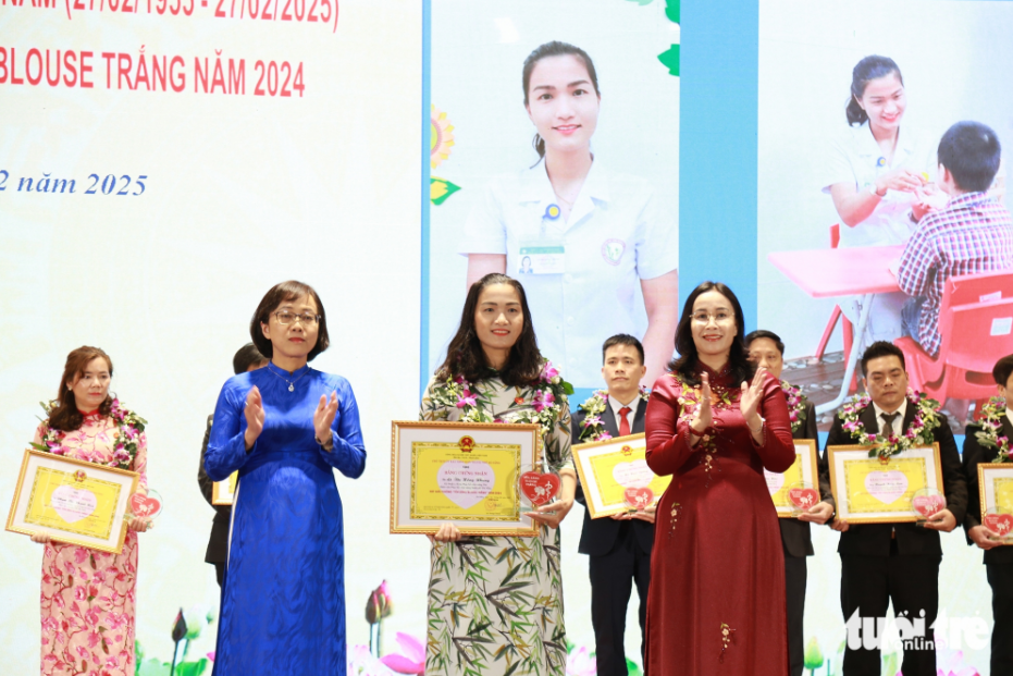 Medical workers in Da Nang City receive the ‘Shining White Coat’ award in Da Nang City on February 25. Photo: Doan Nhan / Tuoi Tre