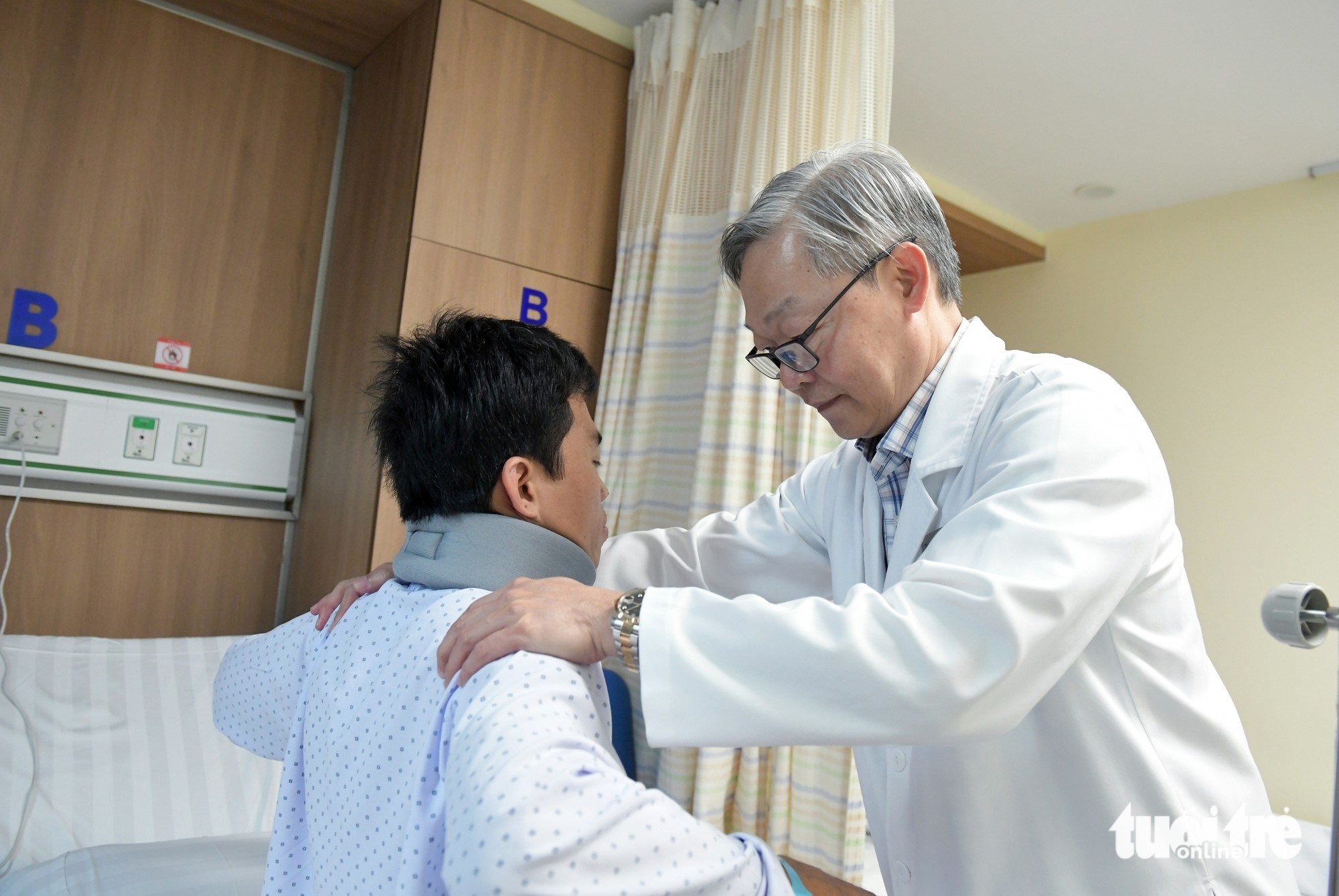 After surgery, Dr. Chu Tan Si attentively monitors the patient’s recovery. Photo: Duyen Phan / Tuoi Tre