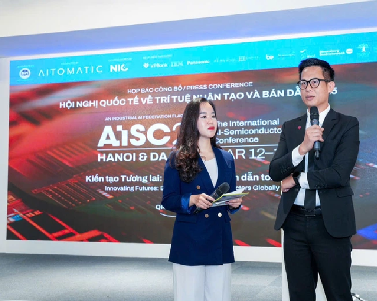 Nguyen Hong Trung (R), representative of lender VPBank, said investing systematically in AI will help Vietnam enhance labor efficiency. Photo: B.Ngoc / Tuoi Tre