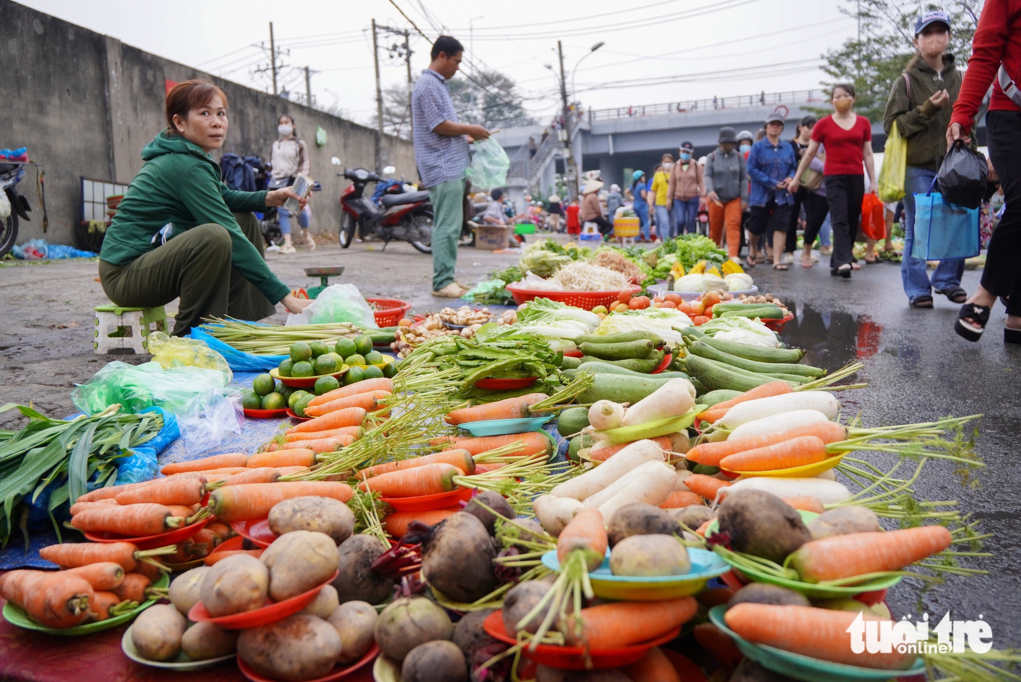 The Tan Tao makeshift market in Tan Tao Ward, Tan Binh District, sells vegetables by small plate or basket in Ho Chi Minh City. Photo: An Vi / Tuoi Tre