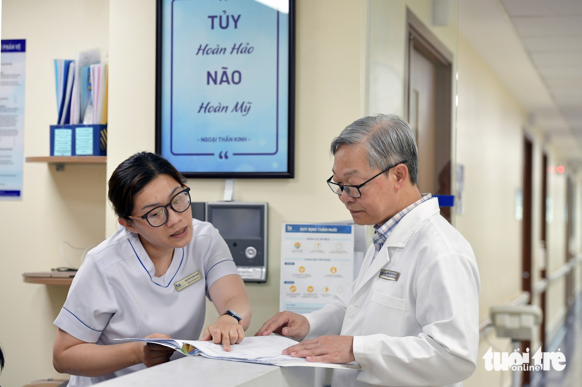 Dr. Chu Tan Si reviews the patient’s medical record following the procedure. Photo: Duyen Phan / Tuoi Tre