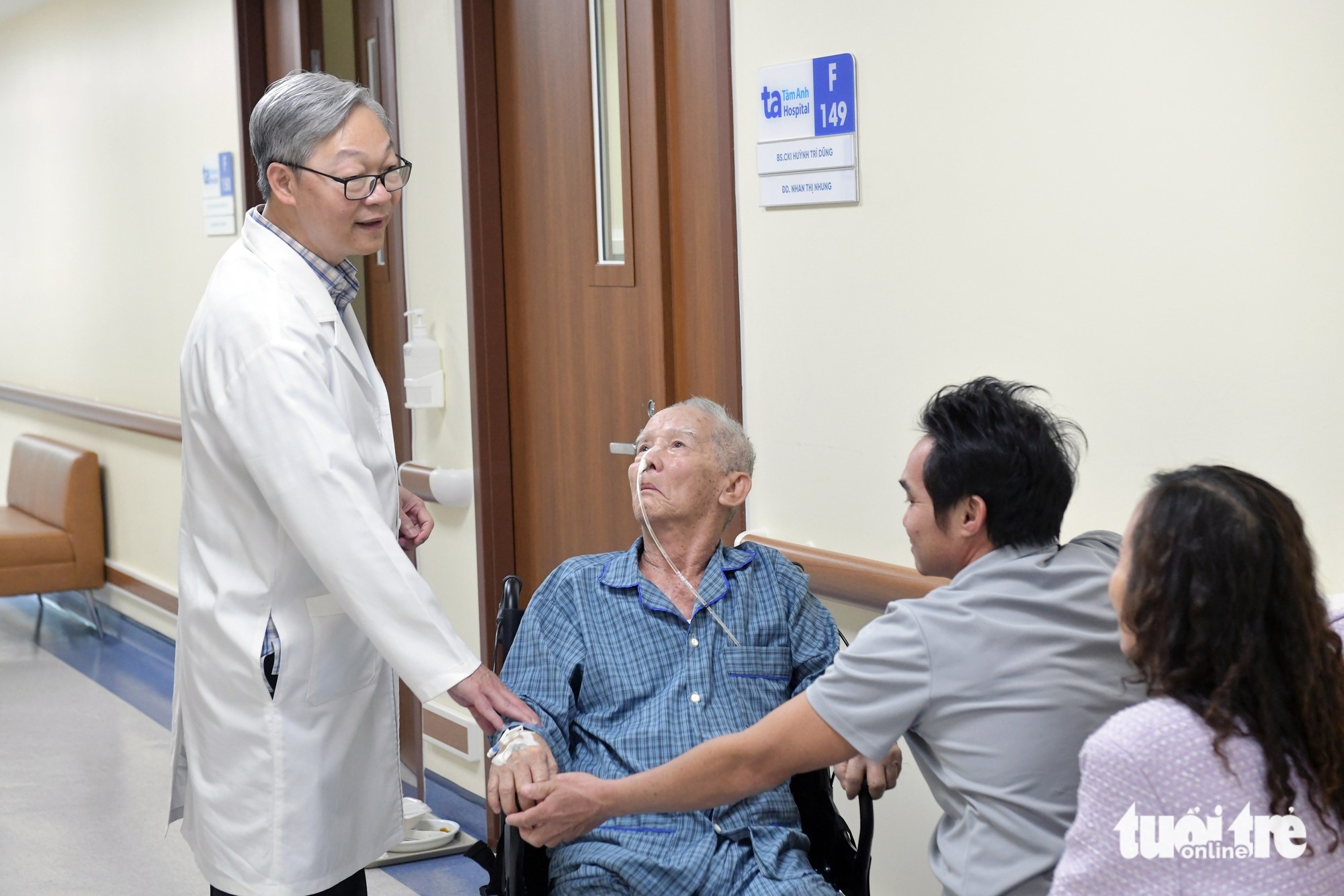 His genuine care is cherished by patients, who regard him like family. Photo: Duyen Phan / Tuoi Tre