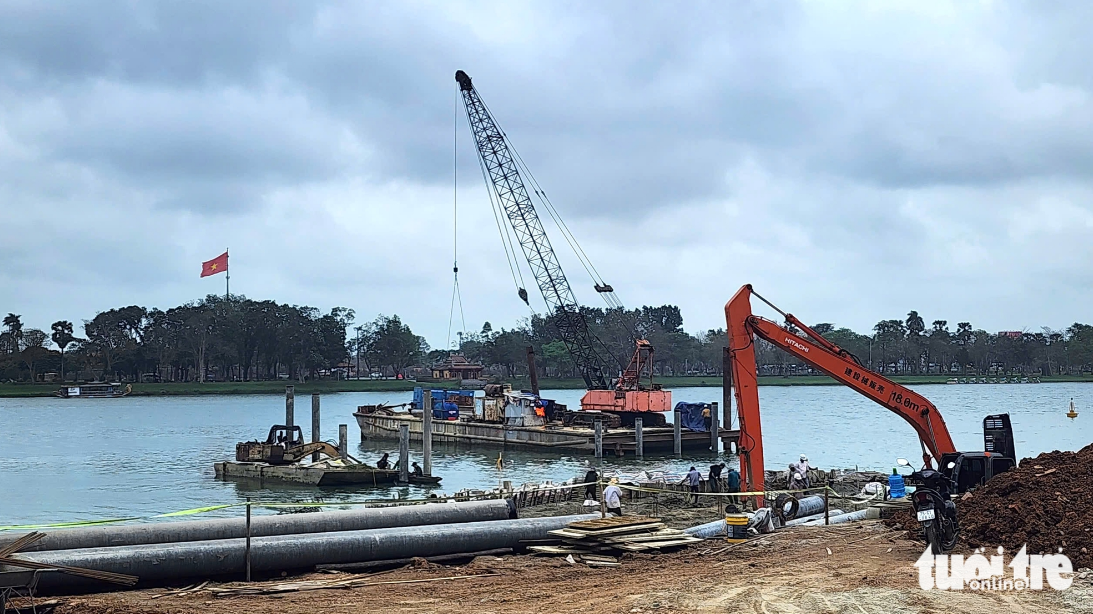 Workers at the construction site of a wooden stage on the Huong River in Hue City, central Vietnam. Photo: Nhat Linh / Tuoi Tre