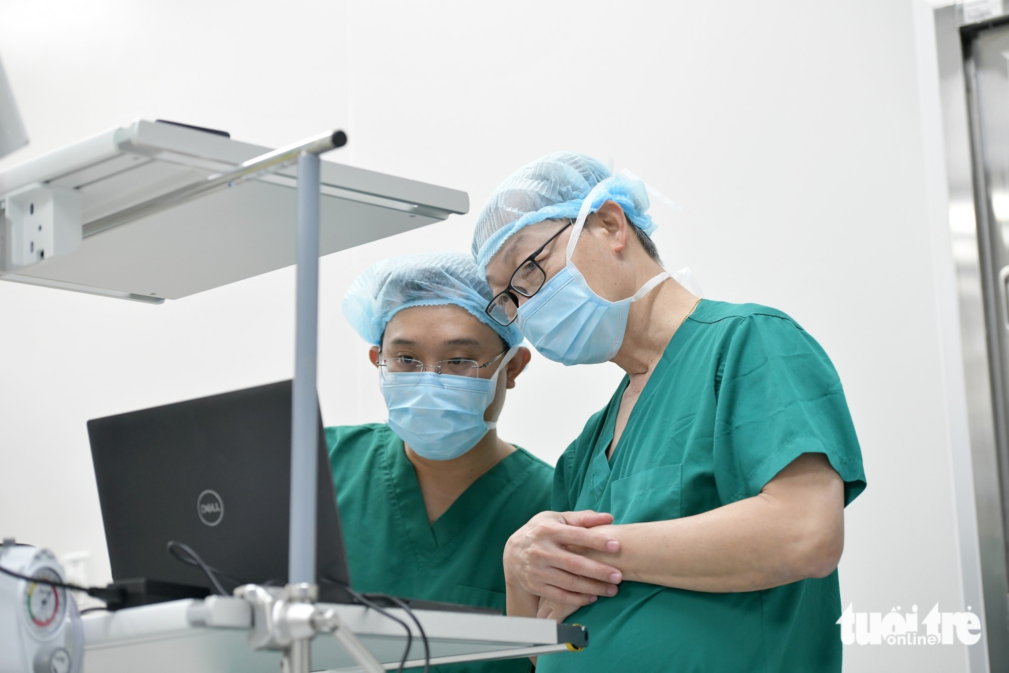 Sharing experiences with colleagues and mentoring the next generation is part of Dr. Chu Tan Si’s daily routine (photo on the right). Photo: Duyen Phan / Tuoi Tre