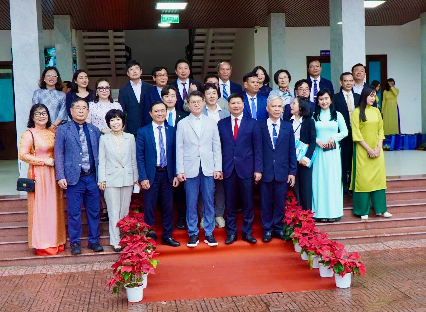 The Seongdong District delegation visiting Tuy Hoa City. - Photo: Minh Chien / Tuoi Tre