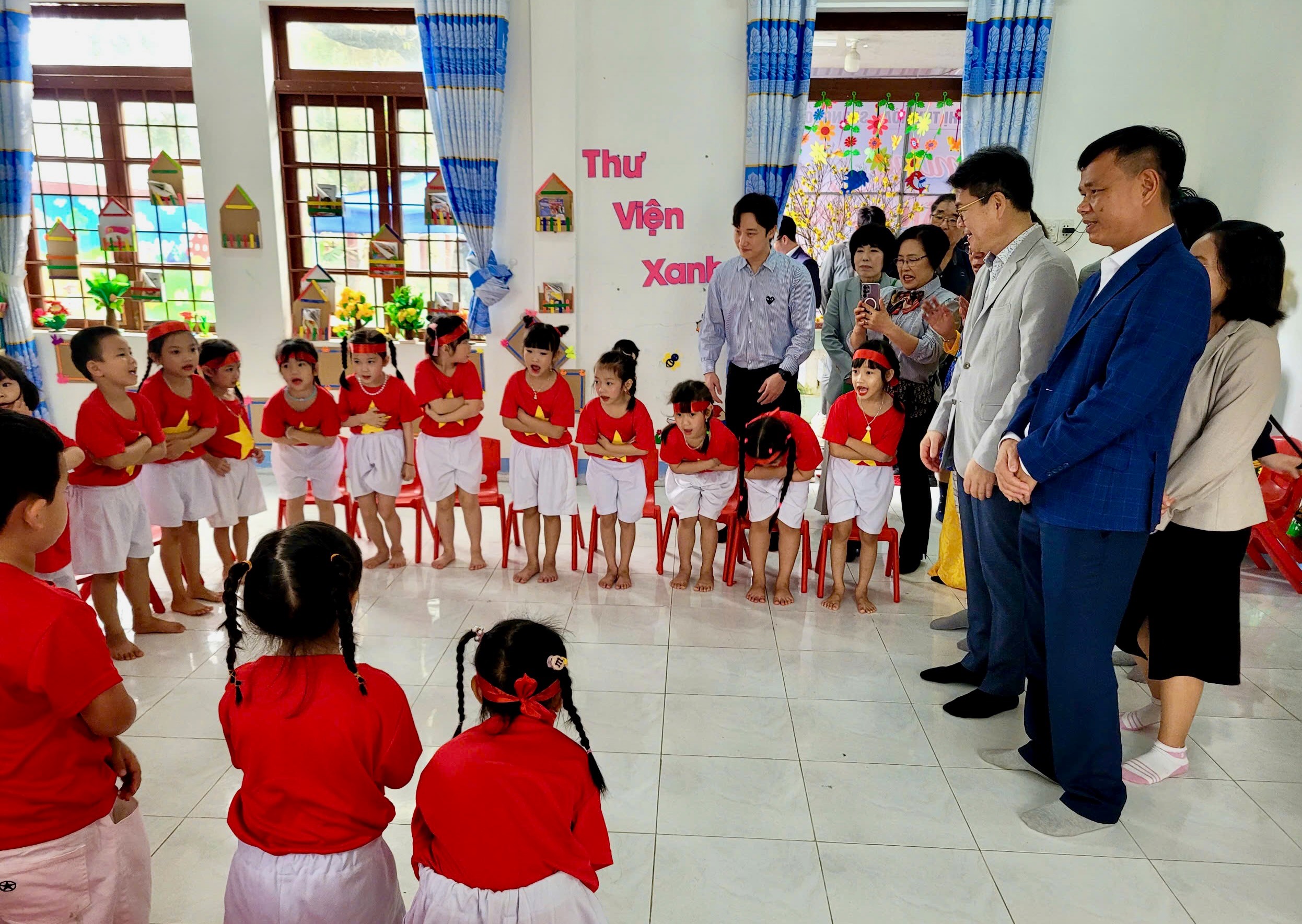 The Seongdong District delegation visits Tuy Hoa-Seongdong Friendship Kindergarten. - Photo: T.H. / Tuoi Tre