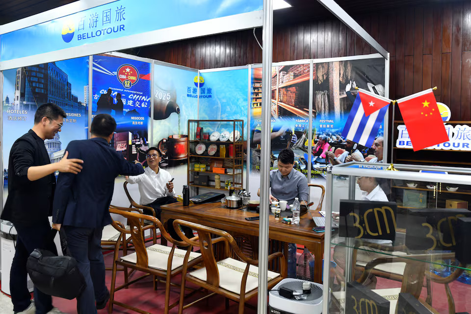 People chat at a stall during the inauguration of the 25th Annual Habanos Festival in Havana, Cuba, February 24, 2025. Photo: Reuters