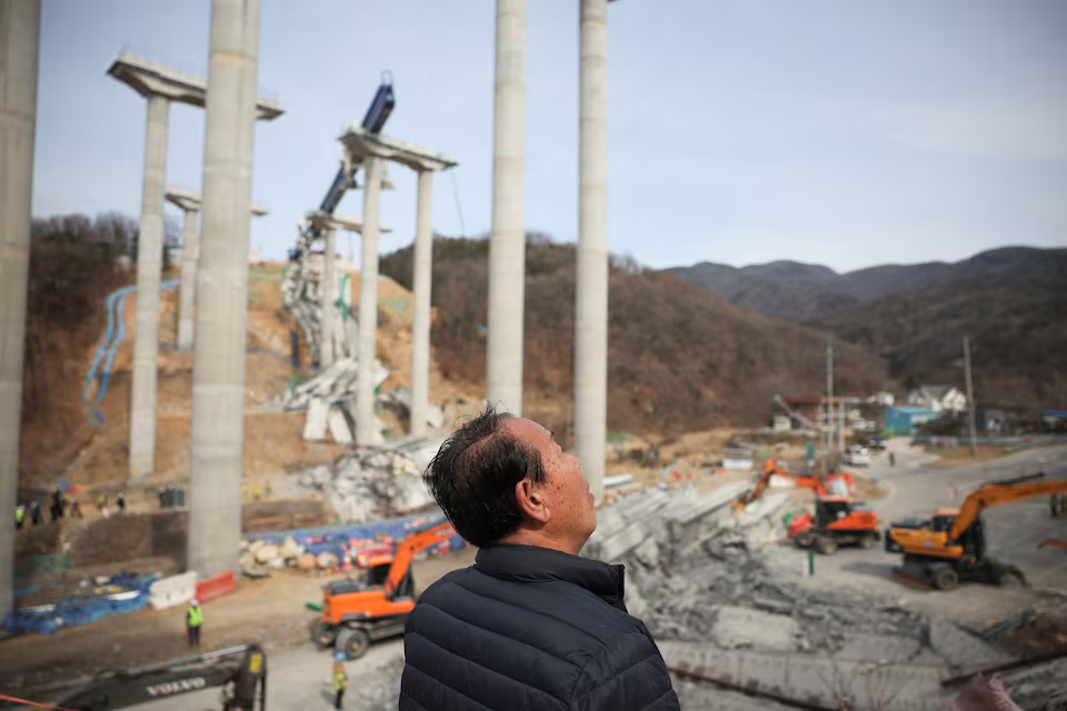 A man looks at a collapsed highway construction site in Cheonan, South Korea, February 25, 2025. Photo: Reuters