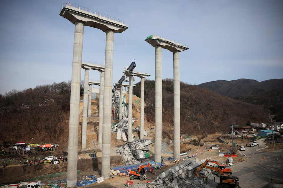 Rescue workers participate in a salvage operation at a collapsed highway construction site in Cheonan, South Korea, February 25, 2025. Photo: Reuters