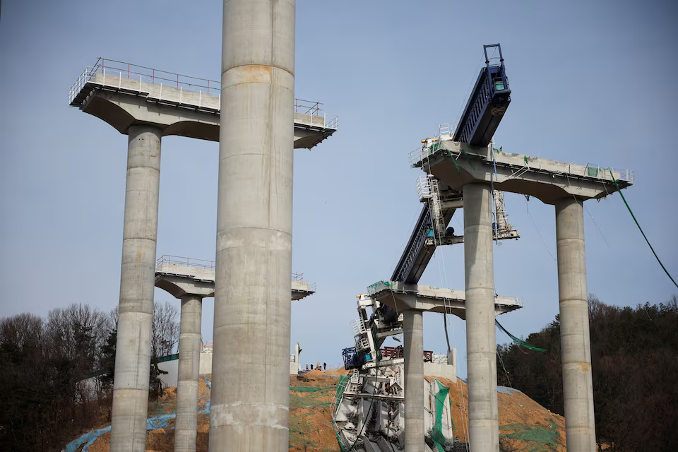 Rescue workers participate in a salvage operation at a collapsed highway construction site in Cheonan, South Korea, February 25, 2025. Photo: Reuters