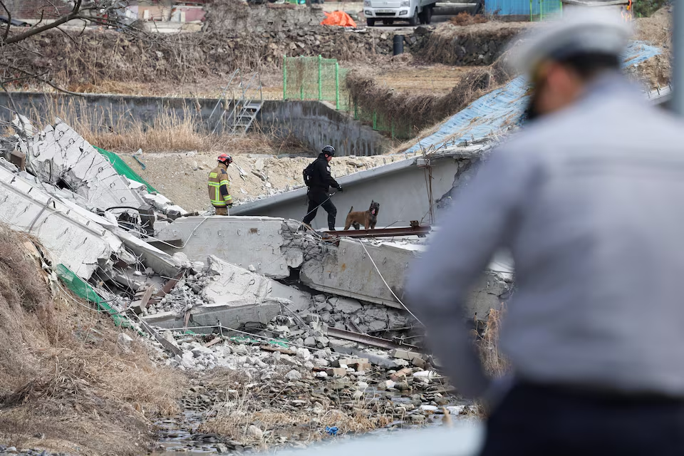 Rescue workers participate in a salvage operation at a collapsed highway construction site in Cheonan, South Korea, February 25, 2025. Photo: Reuters