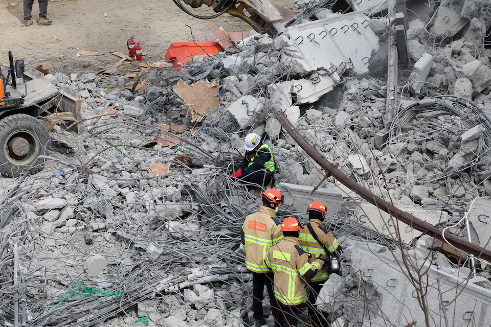 Rescue workers participate in a salvage operation at a collapsed highway construction site in Cheonan, South Korea, February 25, 2025. Photo: Reuters