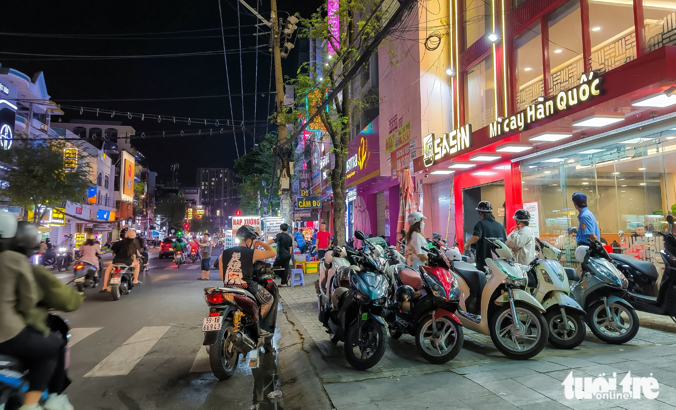 A section of the sidewalk of Nguyen Gia Tri Street is encroached on again after urban order management officers leave.