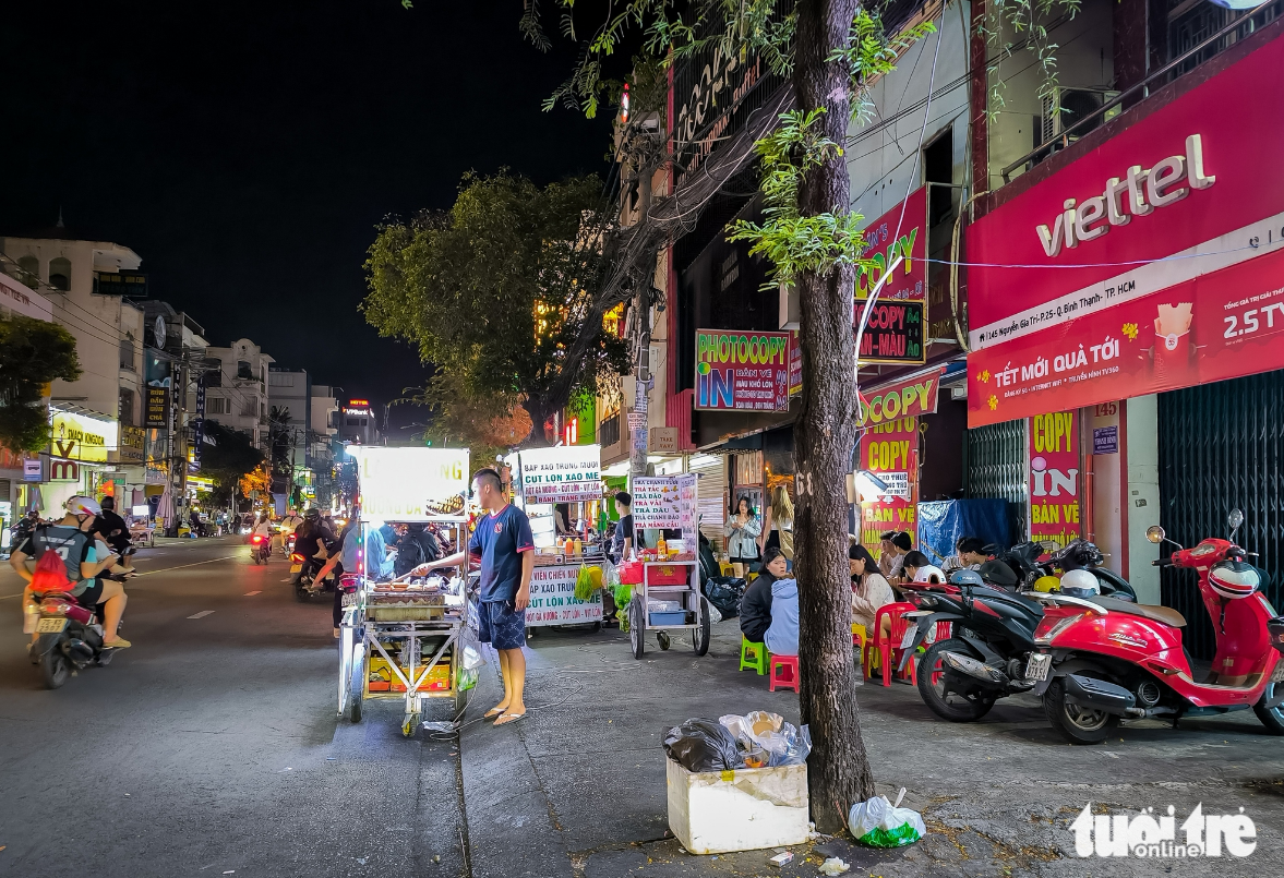 The sidewalk of Nguyen Gia Tri Street in Binh Thanh District, Ho Chi Minh City is encroached on, February 25, 2025.