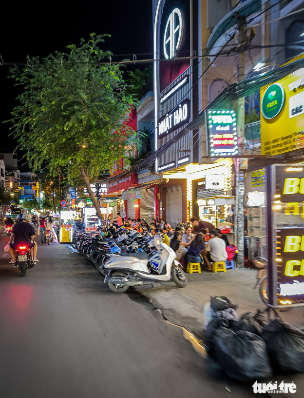 An eatery occupies a section of the sidewalk on Nguyen Gia Tri Street in Binh Thanh District, Ho Chi Minh City, February 25, 2025.