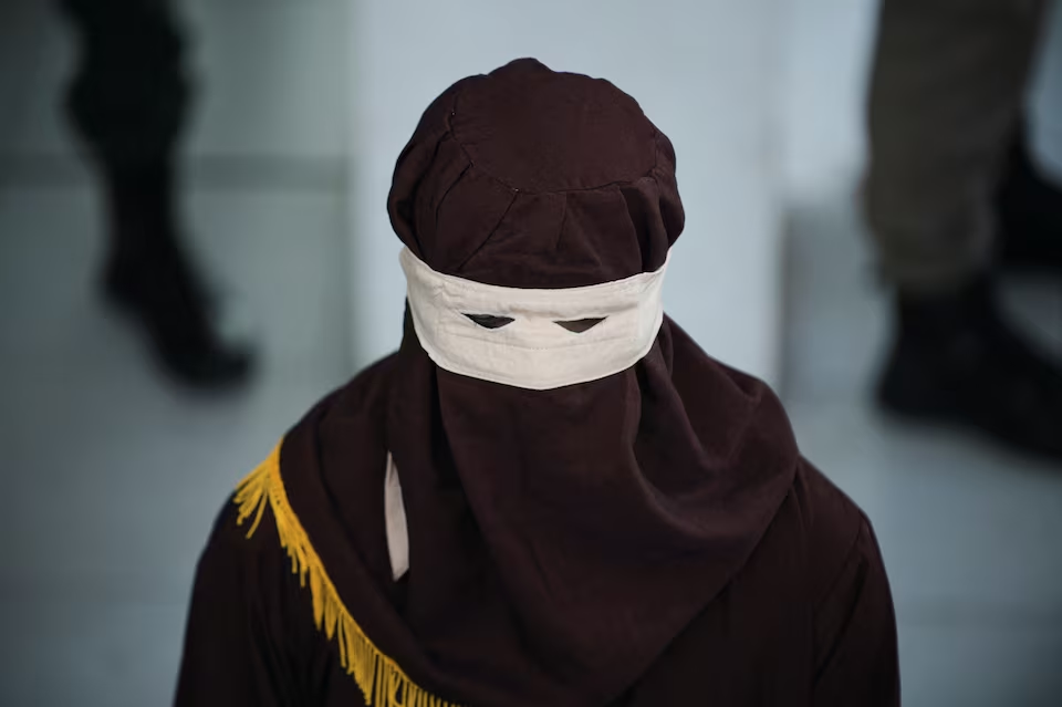 A Sharia Law official wearing a face mask attends a caning execution in Banda Aceh, Indonesia, February 27, 2025. Photo: Reuters