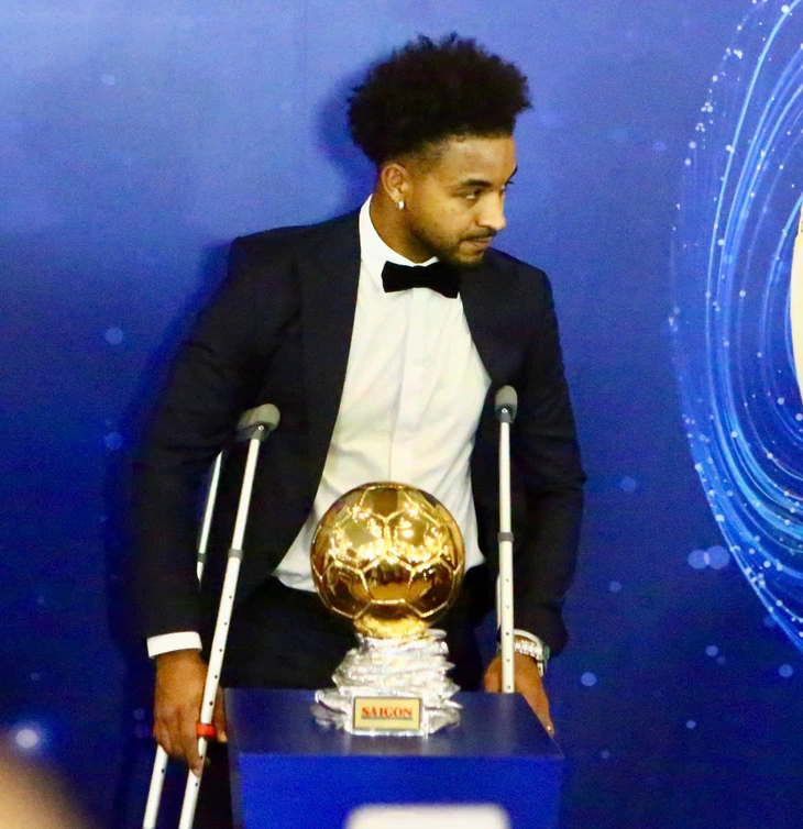 Striker Nguyen Xuan Son uses crutches to attend the 2024 Vietnam Golden Ball Gala in Ho Chi Minh City, February 26, 2025. Photo: Quang Thinh / Tuoi Tre