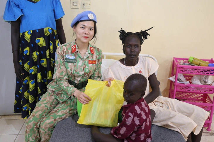 Vietnamese ‘blue beret’ medical workers donate supplies to patients in South Sudan