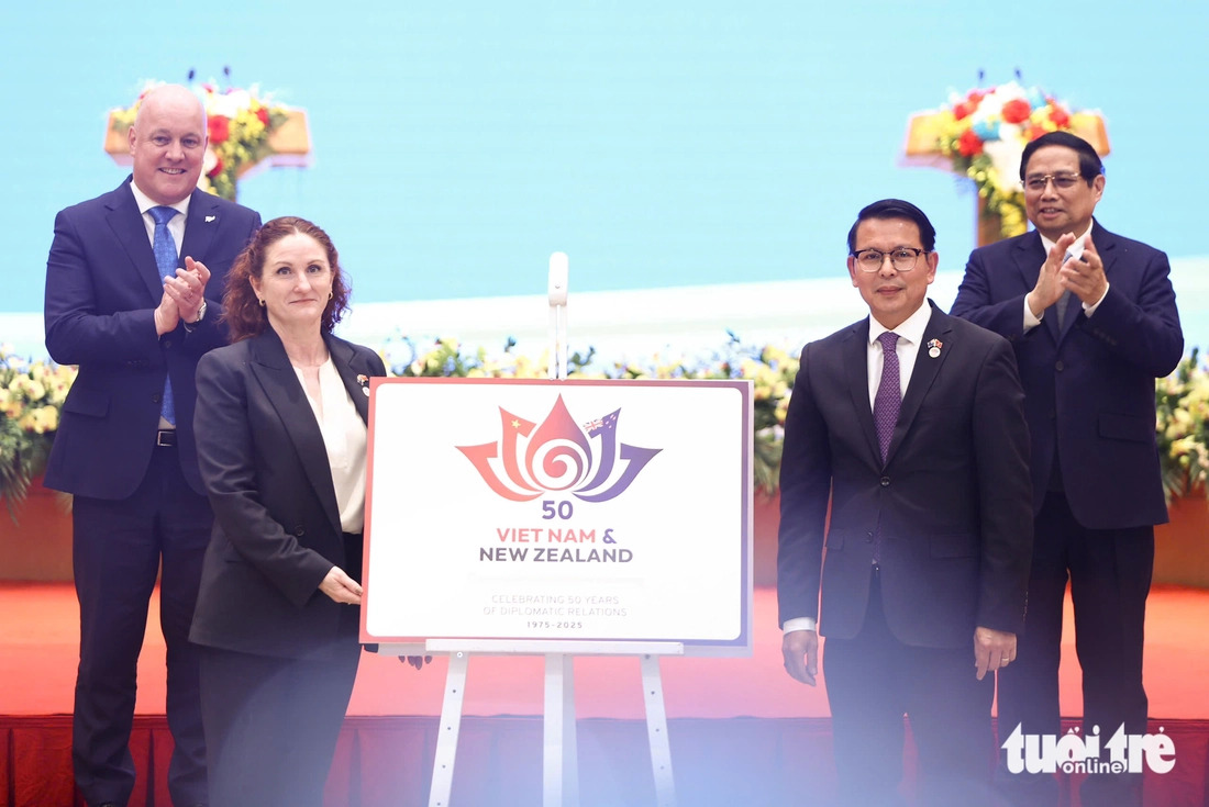 Representatives of Vietnam (R, 1st, front row) and New Zealand unveil a logo marking the 50th anniversary of diplomatic relations in the presence of Vietnamese Prime Minister Pham Minh Chinh (R, 1st, rear row) and his New Zealand counterpart, Christopher Luxon, in Hanoi on February 26, 2025. Photo: Nguyen Khanh / Tuoi Tre