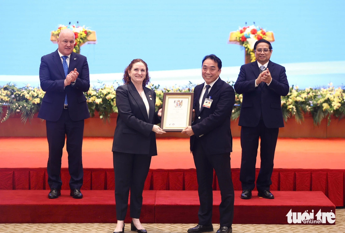 Representatives of Vietnam (R, 1st, front row) and New Zealand announce a new fifth-freedom flight route between the two countries in the presence of Vietnamese Prime Minister Pham Minh Chinh (R, 1st, rear row) and his New Zealand counterpart, Christopher Luxon, in Hanoi, February 26, 2025. Photo: Nguyen Khanh / Tuoi Tre