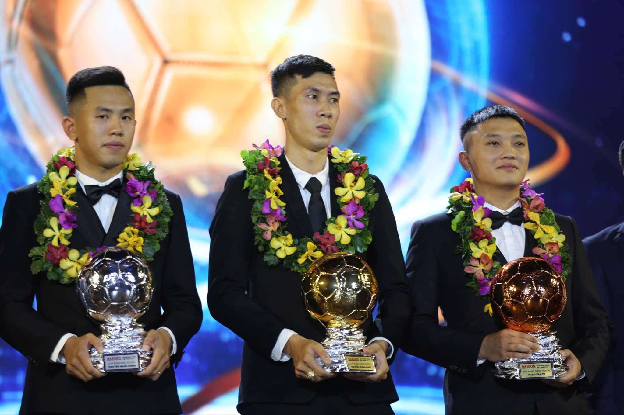 Nguyen Thinh Phat (C) of Thai Son Nam wins the 2024 Futsal Golden Ball, with his teammate Nguyen Manh Dung (L) claiming the Silver Ball and Pham Van Tu of Thai Son Bac receiving the Bronze Ball at a ceremony held in Ho Chi Minh City, February 26, 2025. Photo: Anh Khoa / Tuoi Tre