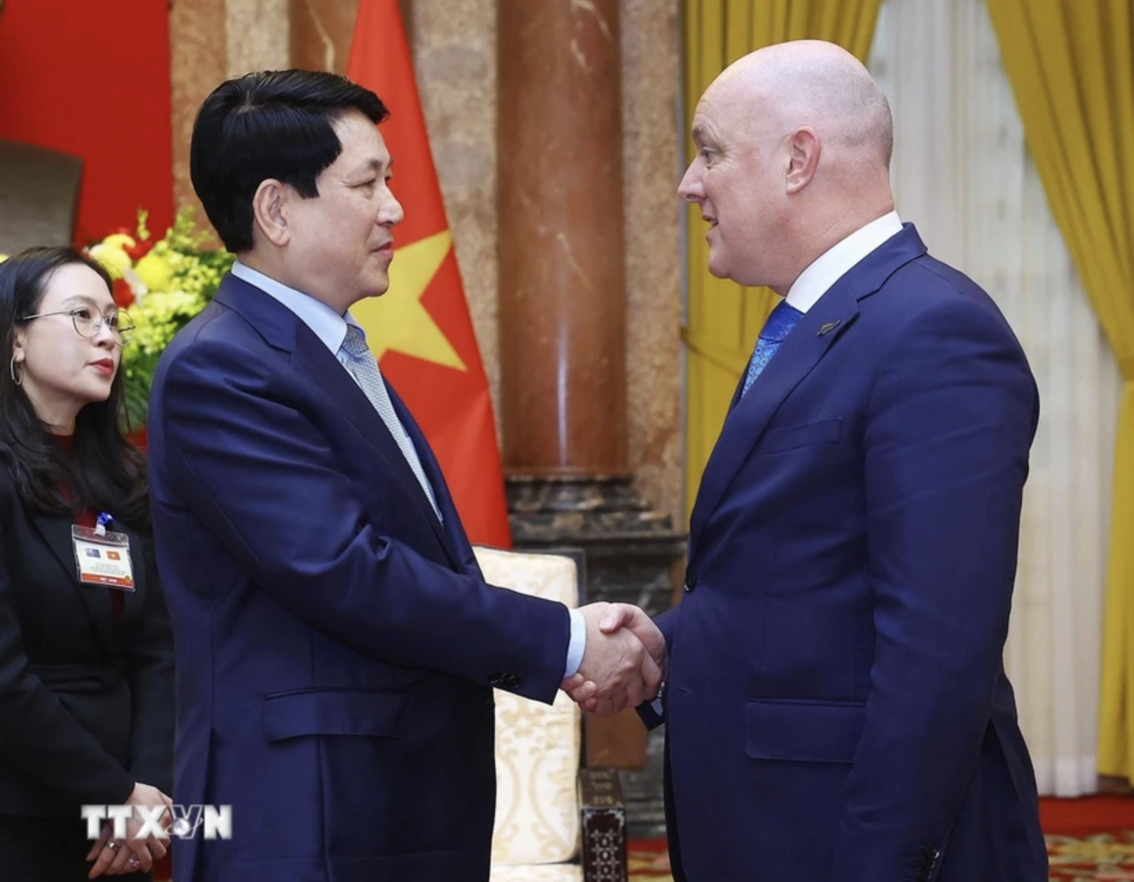 Vietnamese State President Luong Cuong (L) shakes hands with New Zealand Prime Minister Christopher Luxon during their meeting in Hanoi, February 26, 2025. Photo: Vietnam News Agency